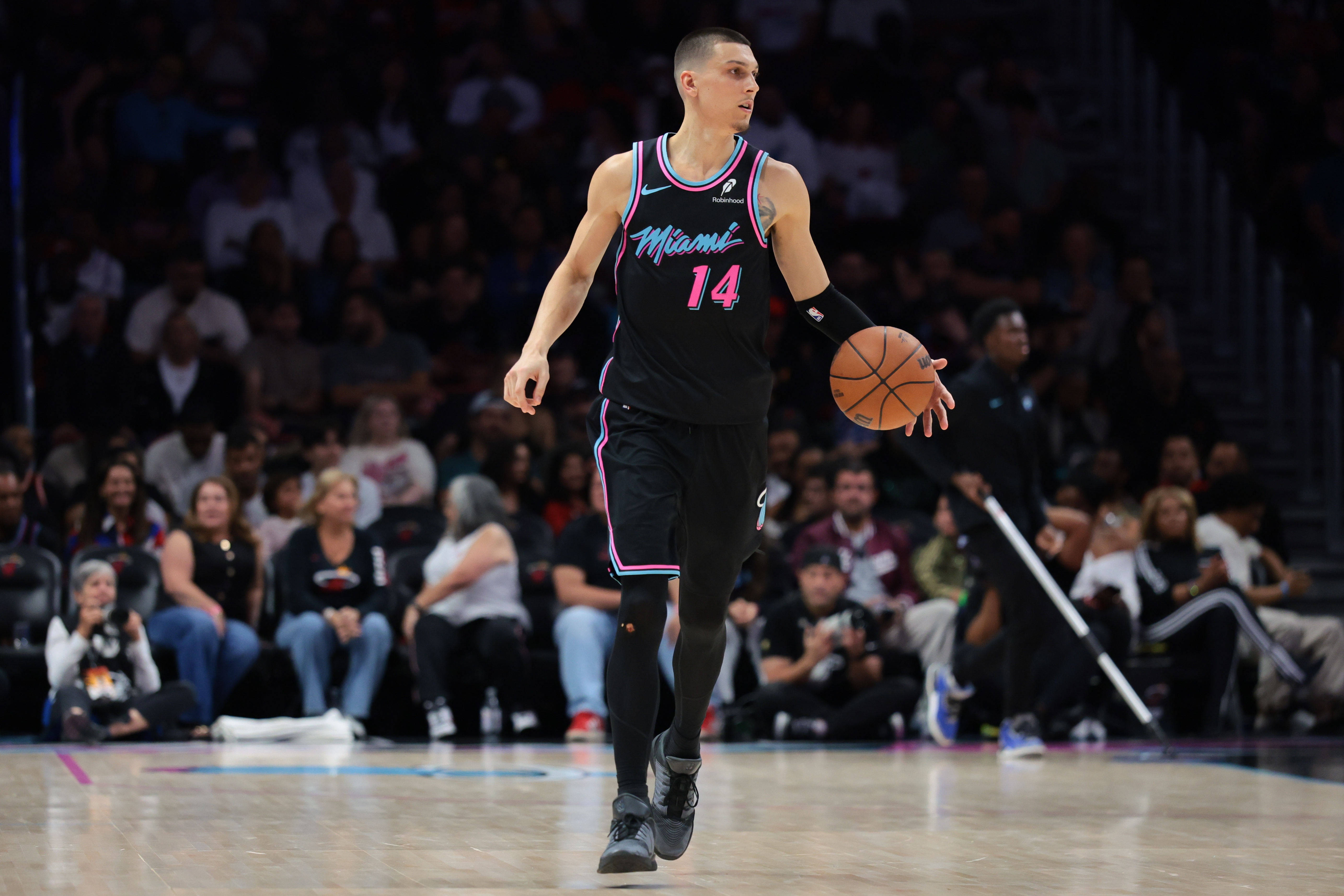 开云体育官网-热火迎战魔术 希罗&amp;鲍威尔&amp;韦尔&amp;亚库乔尼斯出战 维金斯缺阵