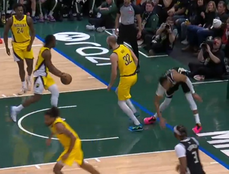 开云体育在线-看着挺严重啊！里弗斯：字母哥在一次扣篮后导致左膝过度伸展